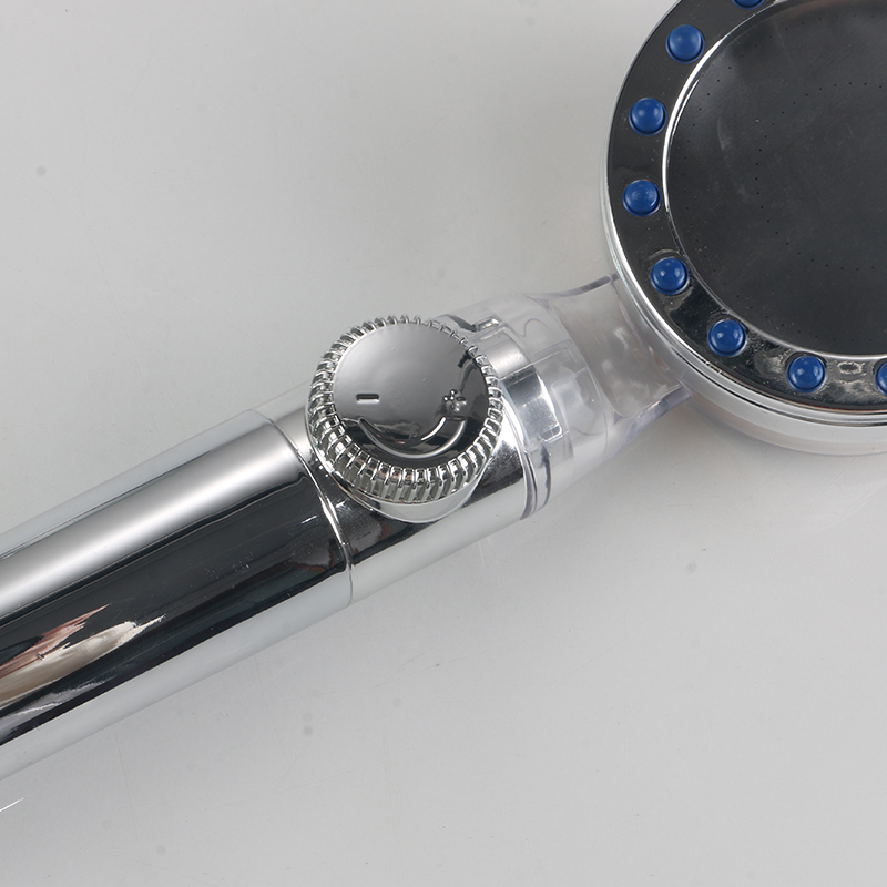 Hvad er de vigtigste forskelle mellem en fleksibel bruseslange i rustfrit stål og en PVC-slange?