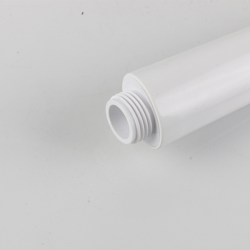Hvordan man dybt renser et muggen plastikbruser hoved naturligt