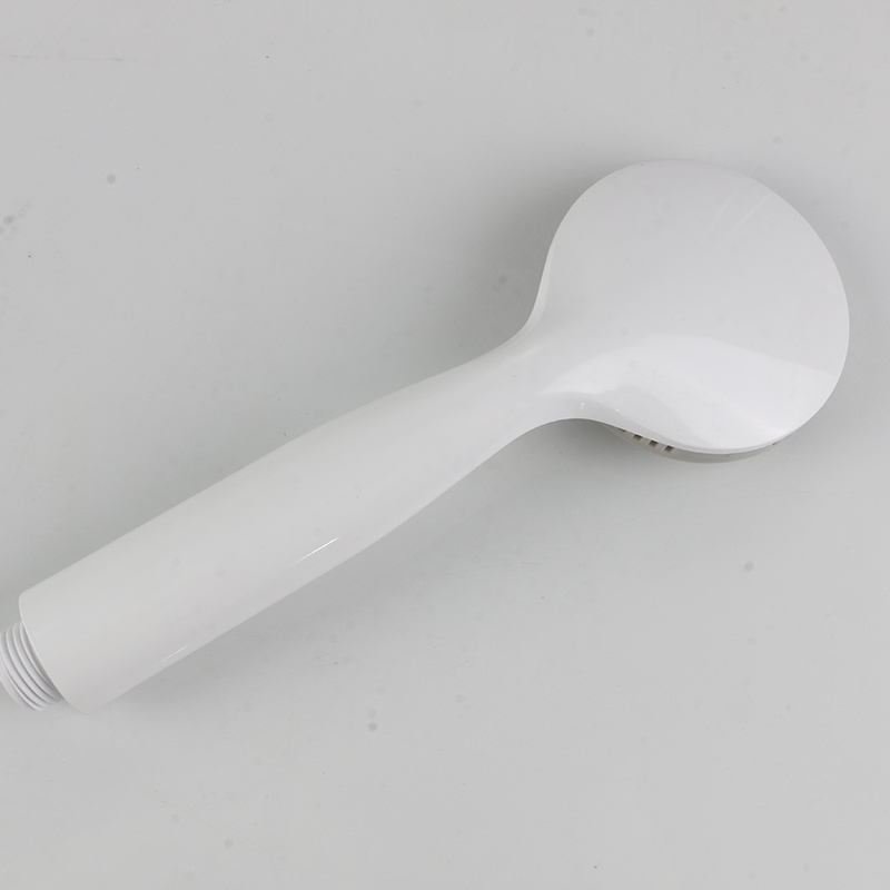 Hvordan kan man forhindre limescale opbygning i plastikbrusehoveder?